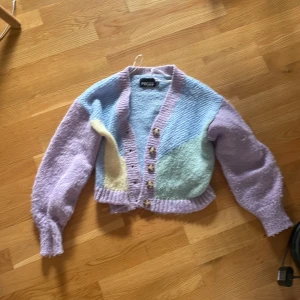 Cardigan/kofta - Färgglad pastel cardigan!! Lite nopprig och enstaka lösa trådar, inget man märker jättetydligt! Väldigt söt men passar inte min stil längre! DMa vid intresse, pris kan diskuteras 💗