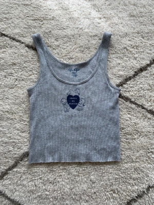 Brandy Melville linne - Säljer detta asgulliga brandy linnet💕 skriv om vid fler bilder eller om ni har frågor. Frakt: 30kr men kan även mötas upp i Stockholm😊