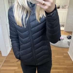 Dunjacka  - Säljer min dunjacka från Mckinley! Jackan har används mycket men är i bra skick, inga hål eller liknande och alla dragkedjor funkar perfekt🙌 köpte jackan för runt 800kr. Skriv till mig vid intresse💗