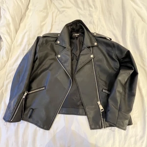Skinnjacka  - Säljer denna skinnjacka som tyvärr inte kommit till användning. Jackan kommer ifrån missguided men är köpt på nelly 💓