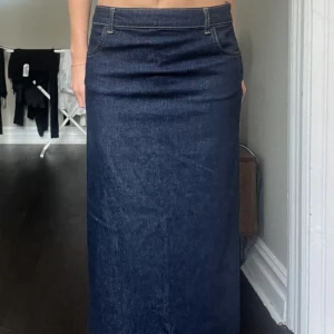 Lång jeanskjol  - Säljer denna fina jeanskjol från zara!  Är 165cm och den går till fötterna.  Endast använd en gång. 