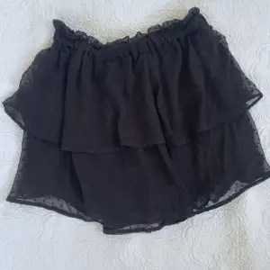 Jättefin svart volang kjol! Storleken och märke står inte men skulle gissa på typ (s-m)