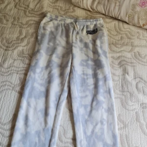 Blå-vita byxor. 35kr + frakt - Byxorna är nästan helt nya. Har änvänt 2 gånger. Säljer för att jag tycker inte att dem är snygga längre. Byxorna är ifrån HM och är i storlek 152. 