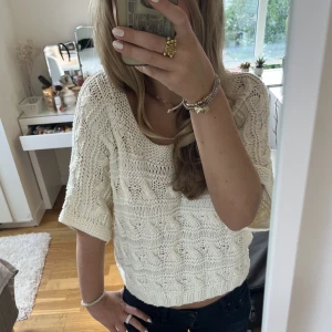 Trekvartsärmad stickad tröja  - Jättesöt stickad tröja 🙌 är i storlek M men sitter som en S!❤️