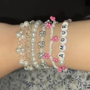 Smycken - Hej! Jag gör mina egna armband, halsband, Ringar och nyckelringar av pärlor. Man kan välja att lägga in en text, Speciella designer som man kan hitta på ex pinterest och massa annat. Här får fantasin flöda!  Priserna är lite olika!🩷