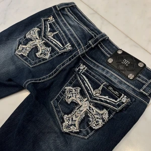 miss me jeans  - ‼️OM MAN VINNER SÅ KÖPER MAN, ENDAST SERIÖSA BUD‼️ lowwaist bootcut miss me jeans med kors på bakfickorna. så fin mörkblå tvätt med fina detaljer. dunderksick. jag är 166. midjemått; 74. innerben; 75. ge förlag på direktpris privat om du vill köpa direkt. 