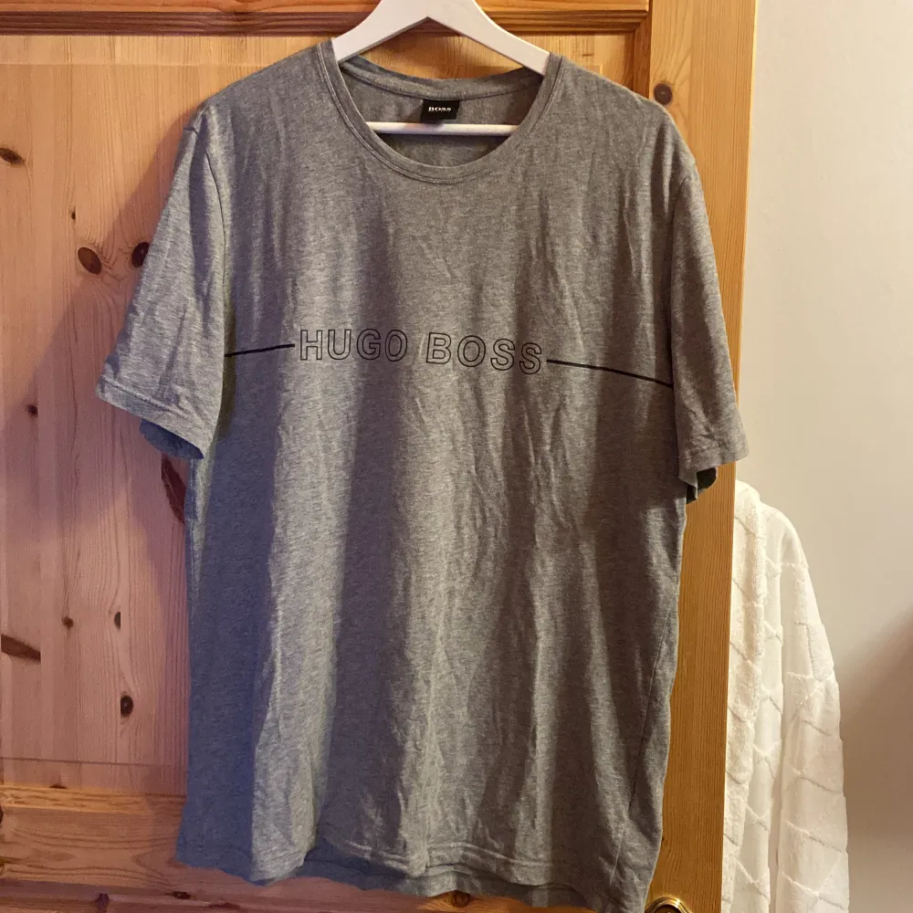 Hugo Boss T-shirt i storlek M (passar M/L). Tröjan är i bra skick och har inga hål eller märken. . T-shirts.