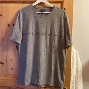 Hugo Boss T-shirt i storlek M (passar M/L). Tröjan är i bra skick och har inga hål eller märken. 
