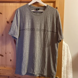 Hugo Boss T-shirt  - Hugo Boss T-shirt i storlek M (passar M/L). Tröjan är i bra skick och har inga hål eller märken. 