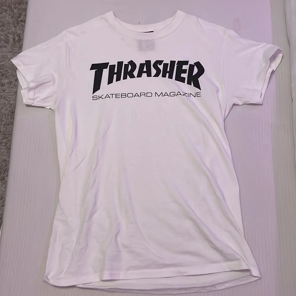 En vit thrasher tröja som knappt är använd🤍Original pris: 400kr. T-shirts.