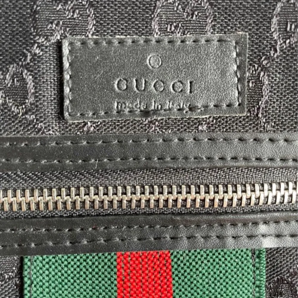 Hej,  Det går bra att skicka :)  Säljer en helt ny Gucci Väska Axelremväska Bärväska Bag Pack. . Väskor.