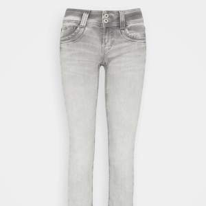 Säljer dessa jätte fina Pepe jeans. Storlek 27X32 väldigt sparsamt använda och jätte bra skick. Säljer även ett par likadana i blå!!!  (Möts inte upp för tillfället) 