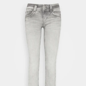 Pepe jeans  - Säljer dessa jätte fina Pepe jeans. Storlek 27X32 väldigt sparsamt använda och jätte bra skick. Säljer även ett par likadana i blå!!!  (Möts inte upp för tillfället) 