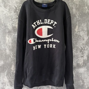 Champion sweatshirt  - Marinblå sweatshirt från Champion.  Väldigt bra skick. 