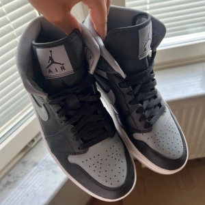 Air Jordans 1 Mid  - Säljer mina Jordan 1 MID i färgen Black/Grey Shadow i storlek 40. I nytt skick, endast använt dom 3-4 gånger. 