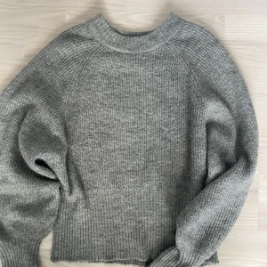 Grå stickad tröja - Stickad tröja från Gina i bra skick