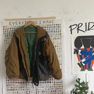 Bomberjacka  - Bomberjacka i beige,grå,brun,röd. Foder i grön polyester. Älskar denna jacka men den har tyvärr växt ur min stil just nu. Den är i relativt bra skick men den har några sömmar som gått upp:)