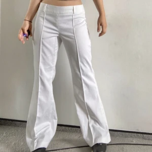 Vita byxor - Sååå fina vita byxor som tyvärr är för korta på mig! ( dessa bilder är lånade ) Midjemått: 35cm ( mätt rakt över ) Innerbenslängd: 75cm