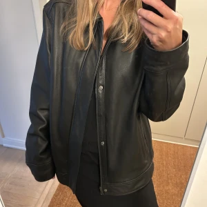 Skinnjacka i lamm oversized - Otroligt fint skinn! Mycket bra skick, köpt i new york second hand Köpte för 1800kr