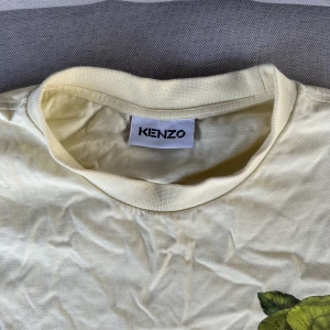 Skön kenzo tröja - Riktigt skön kenzo tröja. Inga defekter, ser ut som ny och är lite oversize i passform. Köpt för 1800. Färgen är en väldigt ljus gul färg. Pris går självklart att diskutera 
