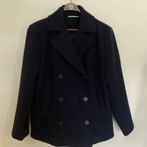 Så snygg höst/vinter kappa - Jättefin marinblå jacka / skepparkavaj, sitter snyggt oversized!!