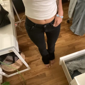 Lågmidjade bootcut Jeans  - Lågmidjade bootcut jeans som jag köpte på Carlings för ca ett år sedan har tyvär inte kommit till användning⚡️ använda 1-3 gr ca så gott skick 