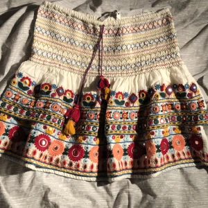 Zara kjol - Snygg och eftertraktad kjol från zara i storlek M men som även passar S och L då den är stretchig❤️kontakta mig vid intresse tryck inte på köp nu. 