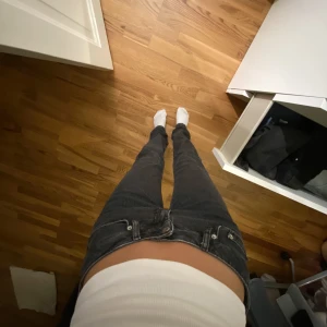 Lågmidjade jeans  - Svarta raka lågmidjade Jeans, köpta på junkyard ⚡️ använt fåtal gr men får inte längre användning för ⚡️