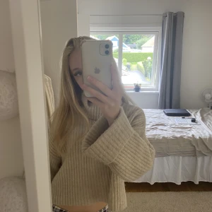 Beige stickad tröja  - Säljer denna mysiga tröjan med krage 🙌🙌säljer super billigt med tanke på vad den är köpt för 