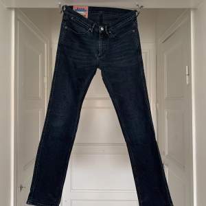 Acne studios jeans i en fin mörkblå färg. Storlek 28/30. Jeansen är i mycket fint skick och inte använda alls mycket. 