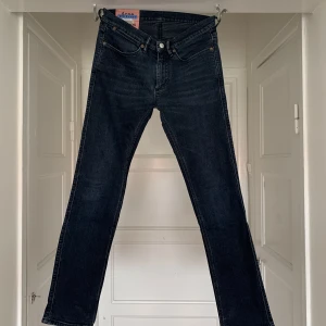 ACNE STUDIOS JEANS - Acne studios jeans i en fin mörkblå färg. Storlek 28/30. Jeansen är i mycket fint skick och inte använda alls mycket. 
