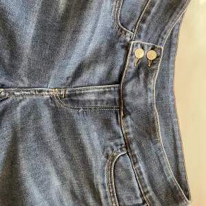 medelhöga jeans med knappar vid gylfen🌷