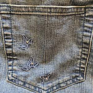 lågmidjade trekvarts jeans med fjärilsbroderi och små blåa rhinestones💗