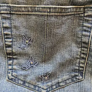 lågmidjade trekvarts jeans med fjärilsbroderi och små blåa rhinestones💗