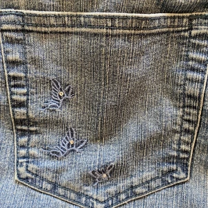 jeans med broderi - lågmidjade trekvarts jeans med fjärilsbroderi och små blåa rhinestones💗