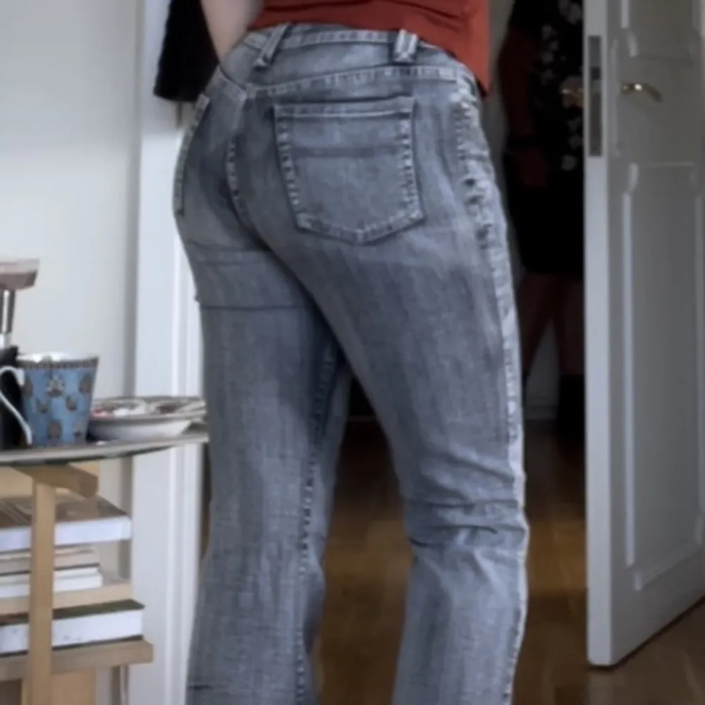 Snygga jeans med ett coolt mönster! De köptes på Beyond Retro men är i bra skick! Tyvärr är de lite korta på mig och därför säljer jag dom❤️❤️  Storleken är oklar men passar mig som brukar ha M i byxor, dock lite korta (jag är 170cm)😚. Jeans & Byxor.