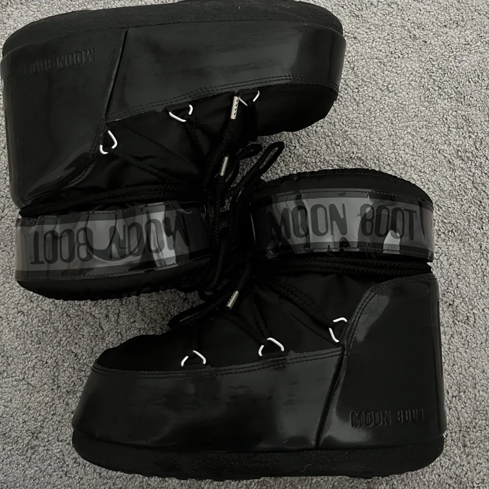 Säljer mina svarta ”Icon Low Nylon” Moon Boots. Använt några gånger under vintern. Fint skick!💕 Ny pris 1616, säljer för 1000 men🫶. Skor.