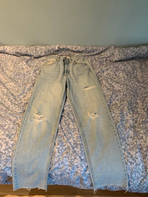Håliga jeans  - Håliga jeans från Pull & Bear. Jag säljer de för att de kommer inte till användning. Jeansen är använda fåtal gånger.  Jag kan sänka priset vid snabb affär 