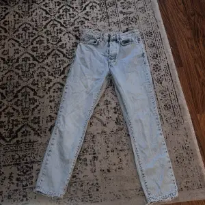 Ett par blåa jeans köpta på bikbok. Midjestorleken är 24 och längden är bra på mig som är ca 155 cm lång Köparen står för frakten.  Använda ca 2 gånger. 