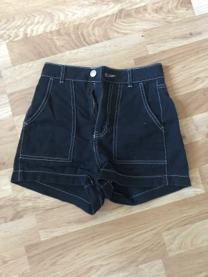 Svarta shorts  - Svarta shorts i storlek 32 (motsvarar xs eller xxs) aldrig använda, och i nyskick 