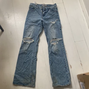 Levi’s Jeans - Ett jättefint par av ripped jeans. Använd några gånger men o bra skick. Säljer eftersom dom inte passar