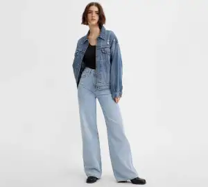 Ljusblå jeans från Levi’s, modell high loose stl 26. Klippt i slutet av byxorna för de skulle passa mig bättre i längden. Dessa passar perfekt till mig som är 163cm lång! När jag köpte dessa kostade de runt 1200kr, jag säljer de nu för 300🥰