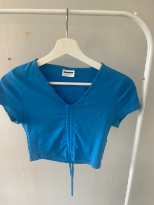 Blå topp - Söt blå topp från vero moda! Säljer då den inte kommer till användning. Väldigt fint skick!