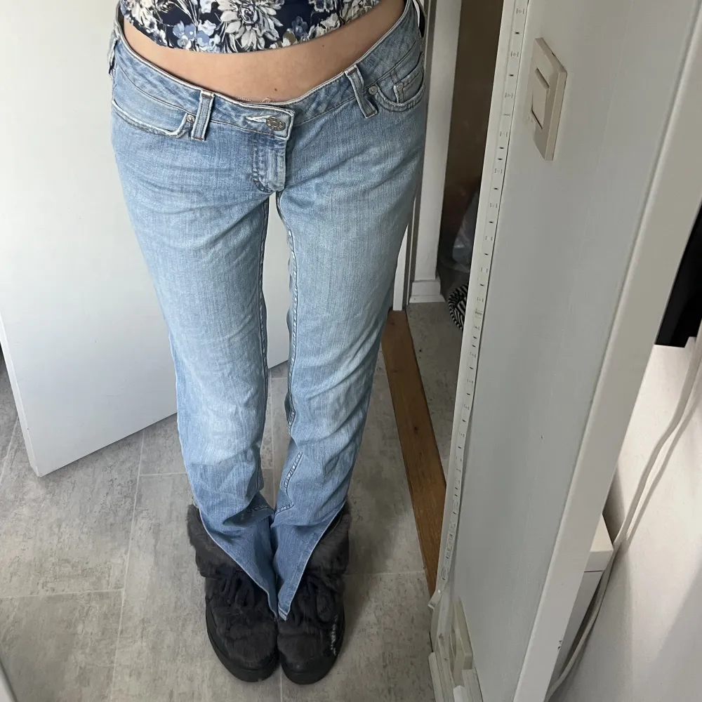 Snyggaste jeansen från ACNE i storlek 28/32. Sitter som en S och är perfekta i längden på mig som är ca 167 cm lång 🫶🏼🌸 I fint skick. Egengjord slits längst ner vid benen. . Jeans & Byxor.