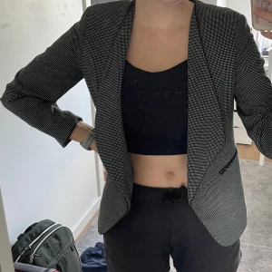 Prickig kavaj  - Använd fåtal gånger. I gott skick.  Strl 42 men är mindre och mer som M i storleken. 