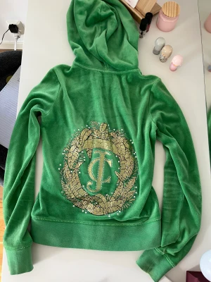Juicy Couture tröja - Säljer denna supersnygga juicy tröjan då den har blivit förliten
