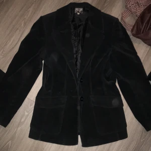 Vintage cotton blazer  - A heavy vintage velvet black blazer made out of mostly organic material, is super comfortable and stylish. It has a feminine and classy cut. Has pockets on both sides. Perfect condition 
