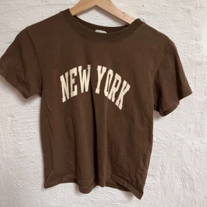 Tshirt Brandy Melville - Söt tshirt från brandy melville! Den är one size och i fint skick
