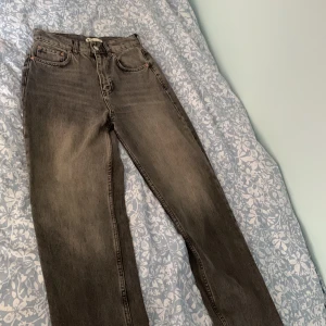 Svarta jeans  - Säljer dessa jeans för att de är förstora för mig. De är endast testade så de är gott som nya. Jag kan sänka priset vid snabb affär 
