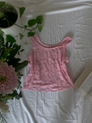 Rosa spetslinne - Genomskinligt rosa spetslinne. Bra skick! 